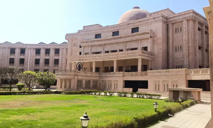 Allahabad High Court Stays Suspension Of Govt Officer Accused Of Posting Poem On WhatsApp Criticising Superiors Allahabad High Court Stays Suspension Of Govt Officer Accused Of Posting Poem On WhatsApp Criticising Superiors