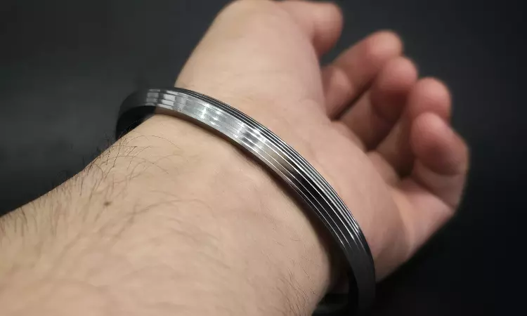 Sikh People Usually Wear Kada, Personal Effect: Delhi High Court Sets Aside Detention By Customs Sikh People Usually Wear Kada, Personal Effect: Delhi High Court Sets Aside Detention By Customs