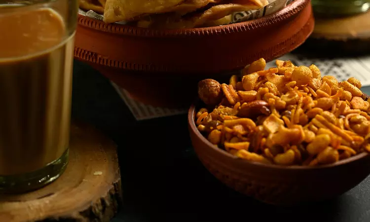 Judicial Officer In UP Issues Notice To Staffer For Serving Stale Snack, Seeks Explanation For Gross Error Judicial Officer In UP Issues Notice To Staffer For Serving Stale Snack, Seeks Explanation For Gross Error