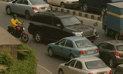 Gujarat High Court Judge Says He Personally Saw Two-Wheelers Violating Traffic Laws, Orders Survey In Ahmedabad Gujarat High Court Judge Says He Personally Saw Two-Wheelers Violating Traffic Laws, Orders Survey In Ahmedabad