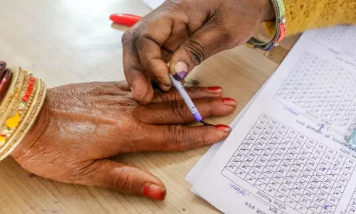 WB Polls: If Both State & Centre Employees Can Be Appointed As Counting Supervisors, Why Are State Employees Excluded? Calcutta HC Asks ECI WB Polls: If Both State & Centre Employees Can Be Appointed As Counting Supervisors, Why Are State Employees Excluded? Calcutta HC Asks ECI