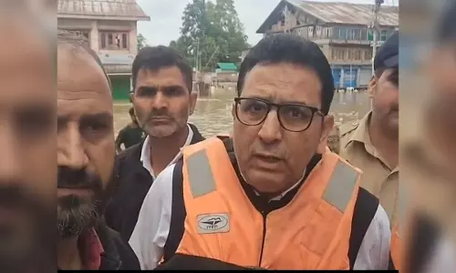 Anantnag District Court Judges, Staff Visit Flood-Hit Court Complex On Boat To Preserve Records, Files Anantnag District Court Judges, Staff Visit Flood-Hit Court Complex On Boat To Preserve Records, Files