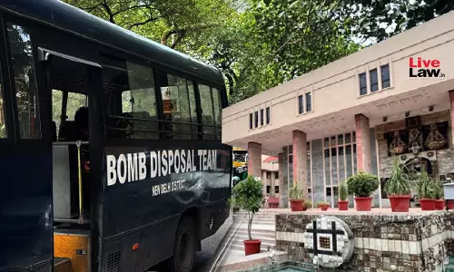 Bomb Scare In Delhi High Court, Evacuation Ongoing Bomb Scare In Delhi High Court, Evacuation Ongoing
