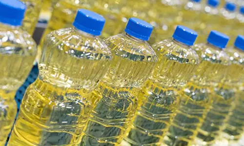 Gujarat High Court Issues Notice On PIL Against Sale Of Edible Oil Illegally Packaged In Reused Containers