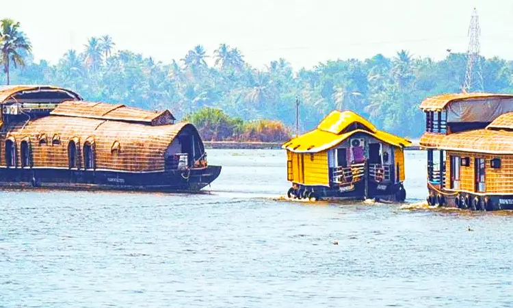 Vembanad Lake Pollution: Kerala High Court Issues Directions To Curb Pollution By Non-Compliant Houseboats Vembanad Lake Pollution: Kerala High Court Issues Directions To Curb Pollution By Non-Compliant Houseboats