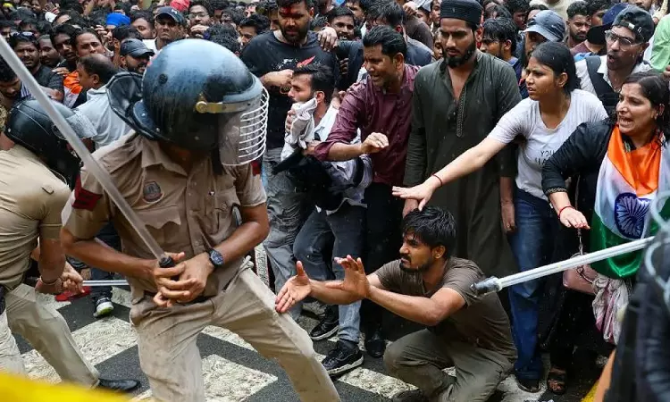 Will Acknowledge Complaint Alleging Use Of Pellet Guns, Electric Shock During CJP Protest: Delhi Police Tells High Court Will Acknowledge Complaint Alleging Use Of Pellet Guns, Electric Shock During CJP Protest: Delhi Police Tells High Court
