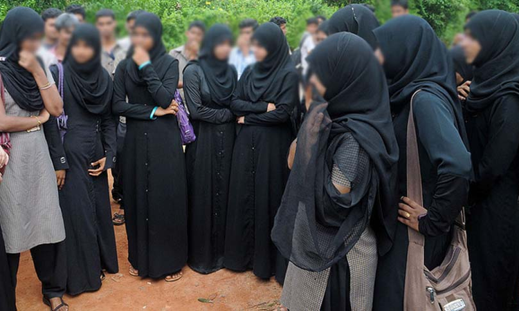 Wearing Hijab Is Fundamental Right Under Art. 14 & 25 Of Constitution, Educational Institutions Cant Restrict It: Student Moves Karnataka High Court Wearing Hijab Is Fundamental Right Under Art. 14 & 25 Of Constitution, Educational Institutions Cant Restrict It: Student Moves Karnataka High Court