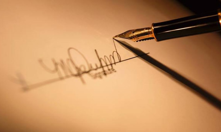 Disputed Signatures On Photocopy Cant Be Sent For Handwriting Examination Without Original Document: Allahabad High Court Disputed Signatures On Photocopy Cant Be Sent For Handwriting Examination Without Original Document: Allahabad High Court