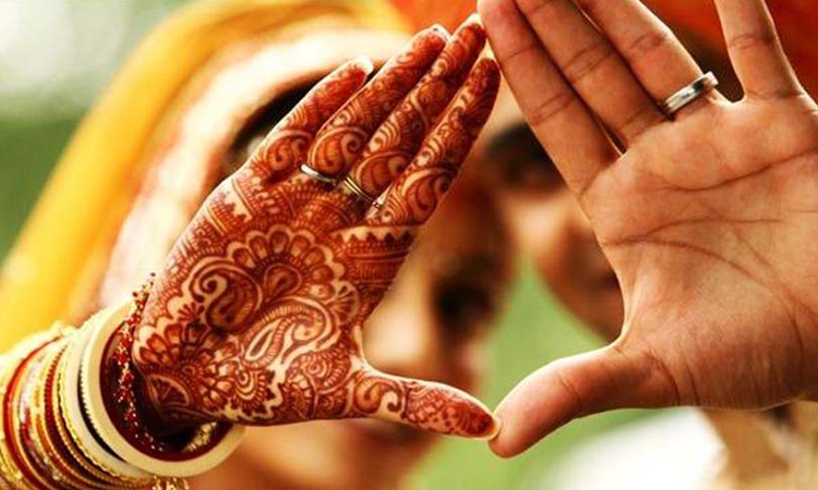 Wife Staying Abroad For Career Not Cruelty To Husband Or Desertion Of Spouse : Bombay High Court Wife Staying Abroad For Career Not Cruelty To Husband Or Desertion Of Spouse : Bombay High Court